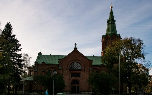 Messukylän kirkko on tyyliltään uusgotiikkaa, jolle on ominaista korkeat ikkunat ja kohti korkeuksia nousevat muodot.