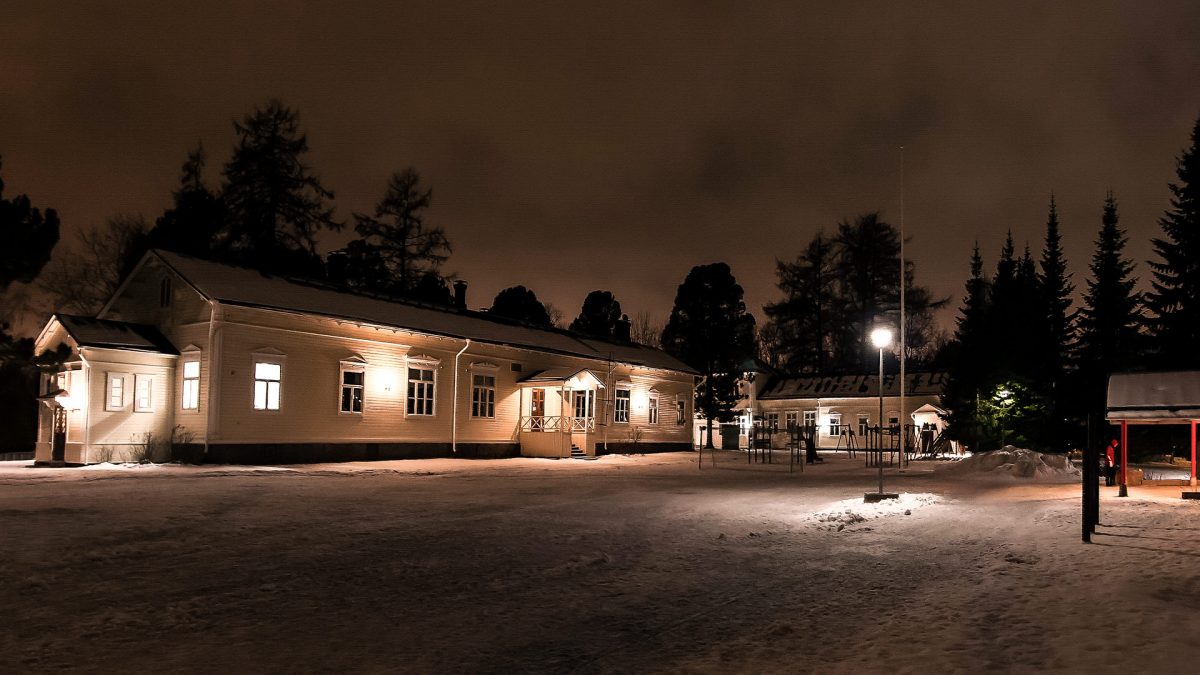 Messukylän koulun vanhin puurakennus talvisena iltana.