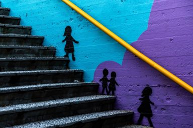 Sirkusrakkauspumpum katutaiteilijoiden taidetta Messukylänkadun alikulkutunnelilla.