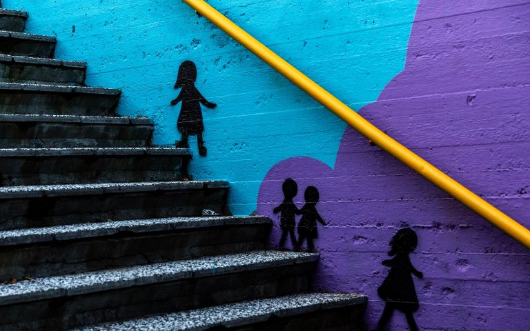 Sirkusrakkauspumpum katutaiteilijoiden taidetta Messukylänkadun alikulkutunnelilla.