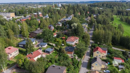 Ilmakuva Messukylän omakotiasutuksesta kuvattuna itään päin. Omakotiasutuksen taustalla Messukylän kirkko ja oikealla Golfkenttää.