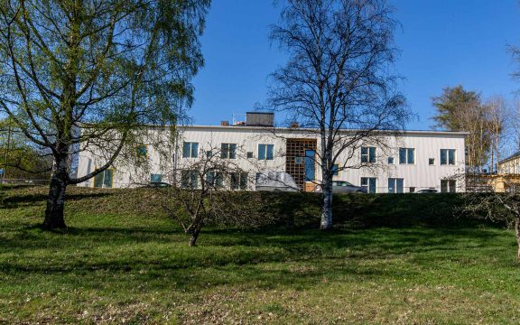 Päiväkoti urheilukentän suunnasta toukokuussa 2023.