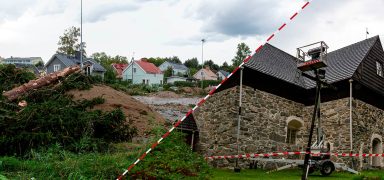 Messukylän urheilukenttä saneeraus ja kivikirkon paanukaton tervaus vuonna 2023.