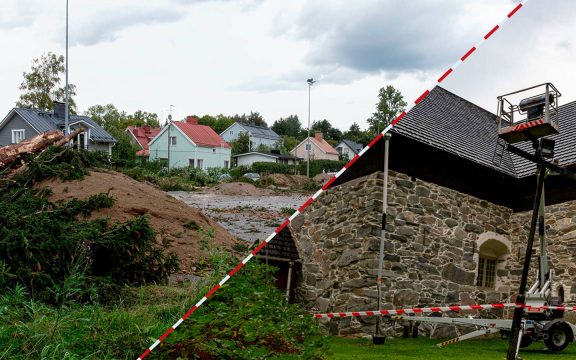 Messukylän urheilukenttä saneeraus ja kivikirkon paanukaton tervaus vuonna 2023.